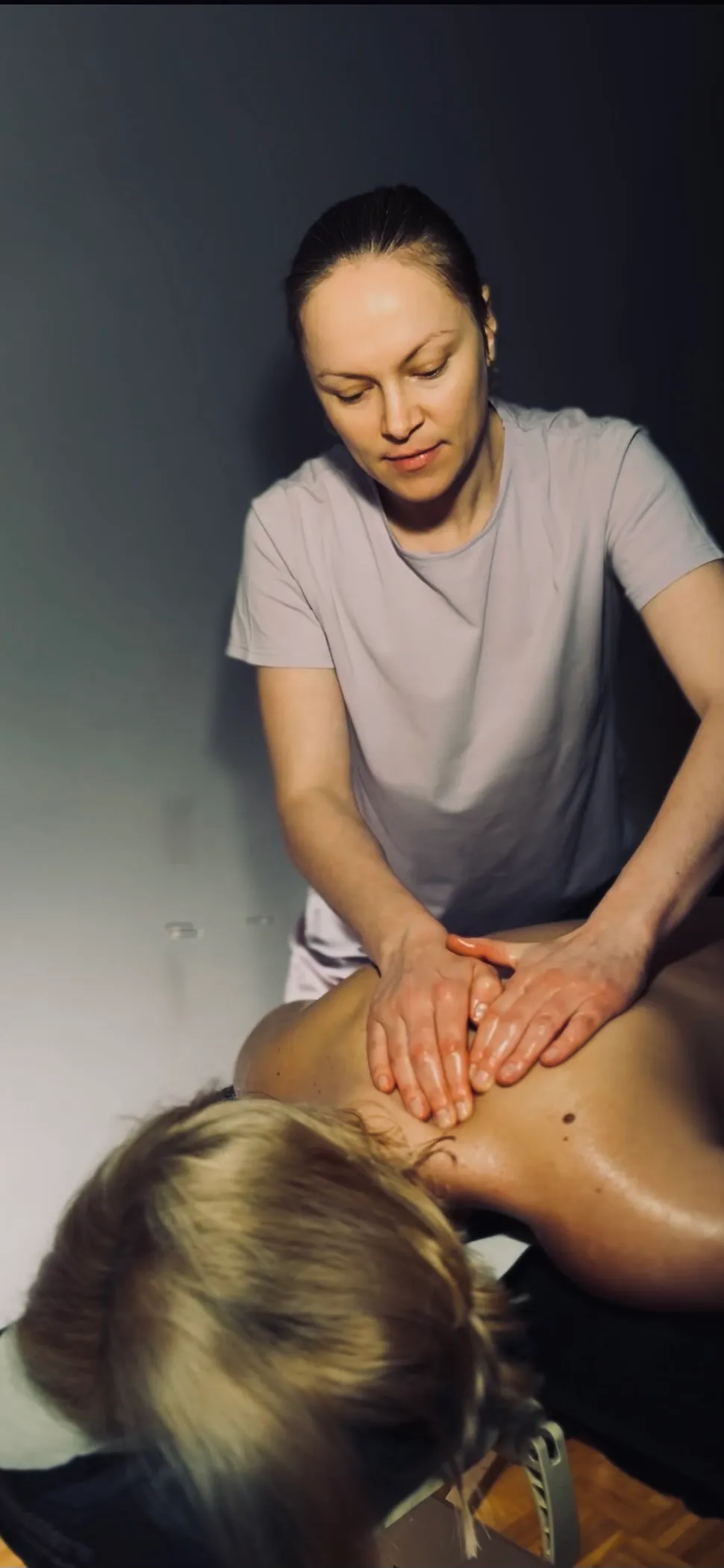 Elena pratiquant un massage du dos