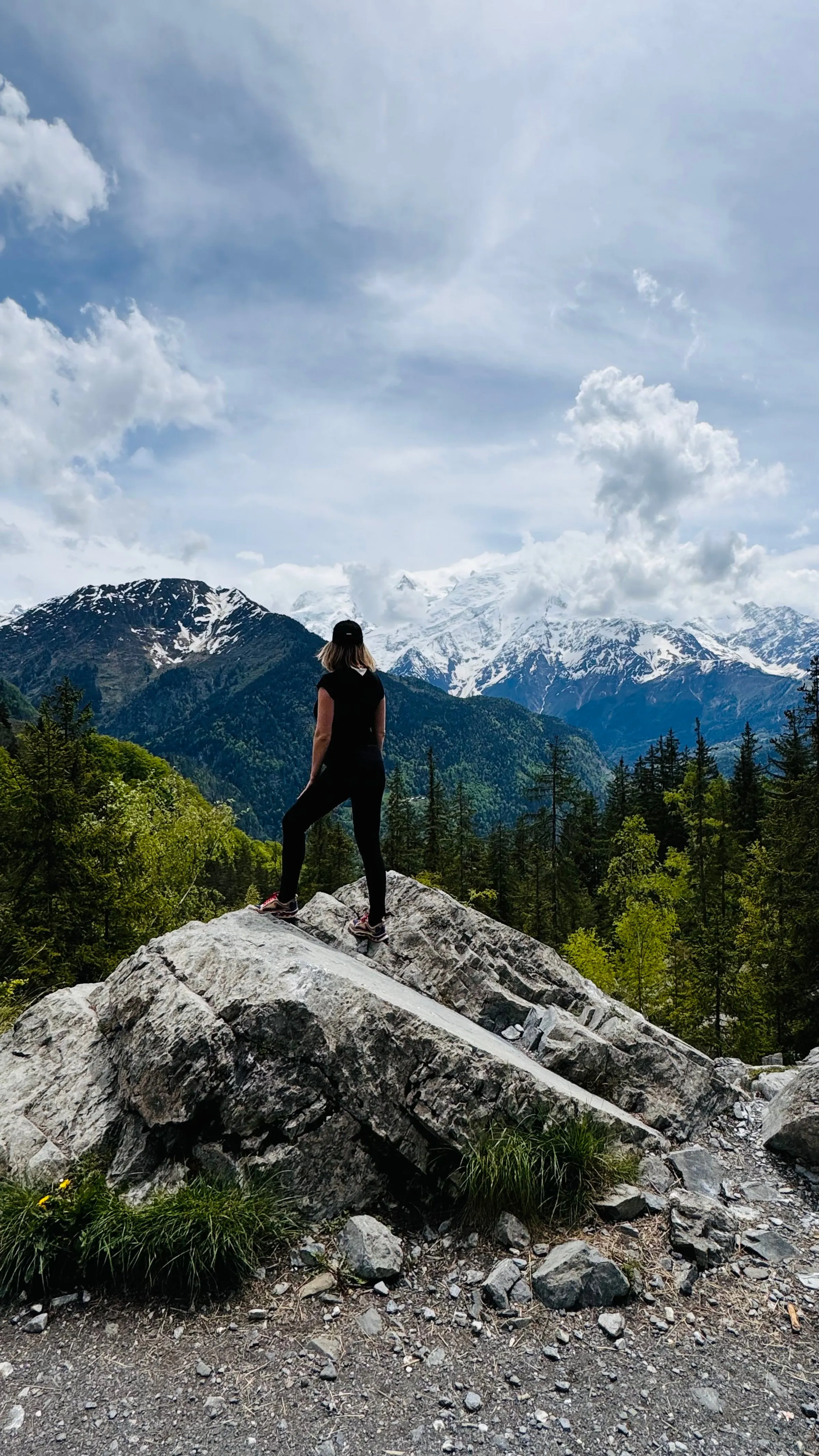 Elena devant les montagnes