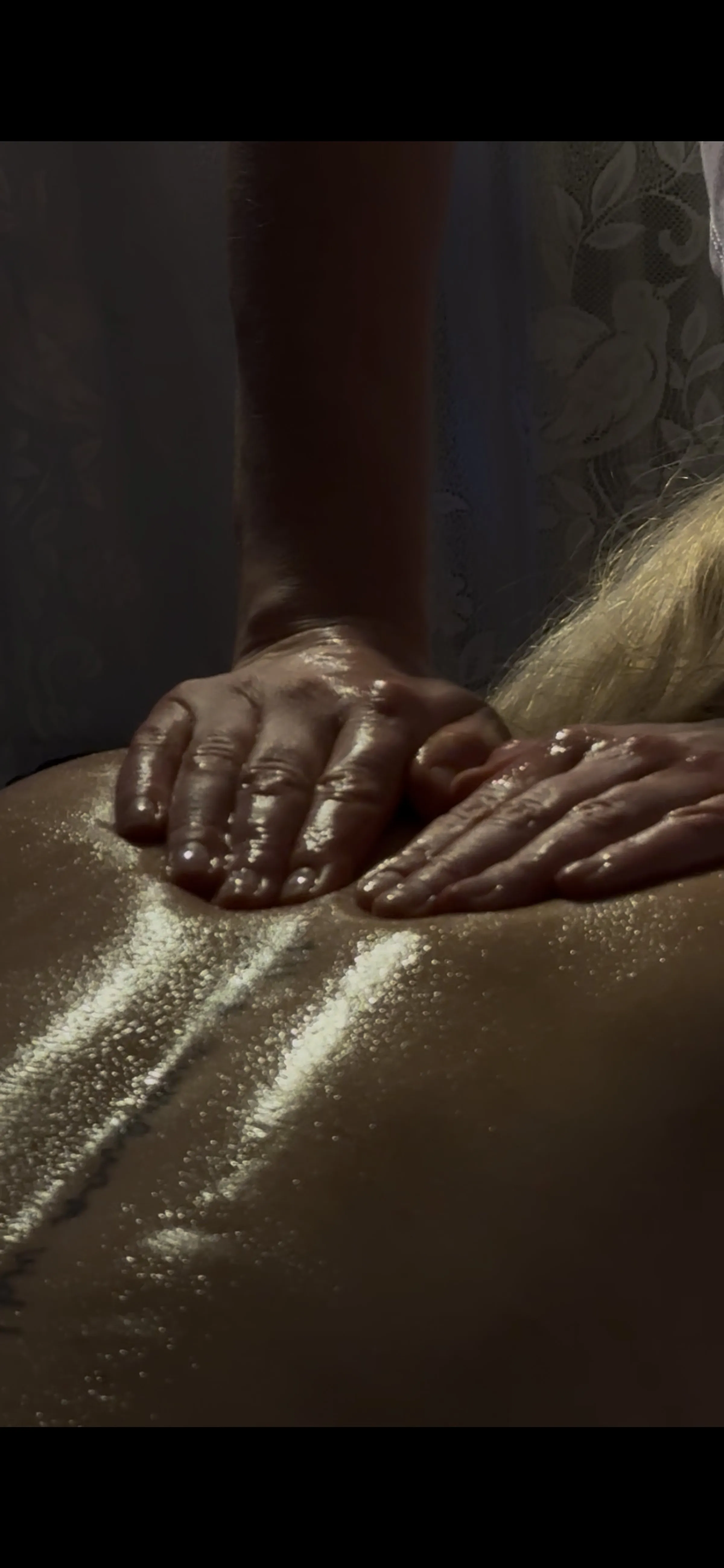 Gros plan des mains pendant un massage