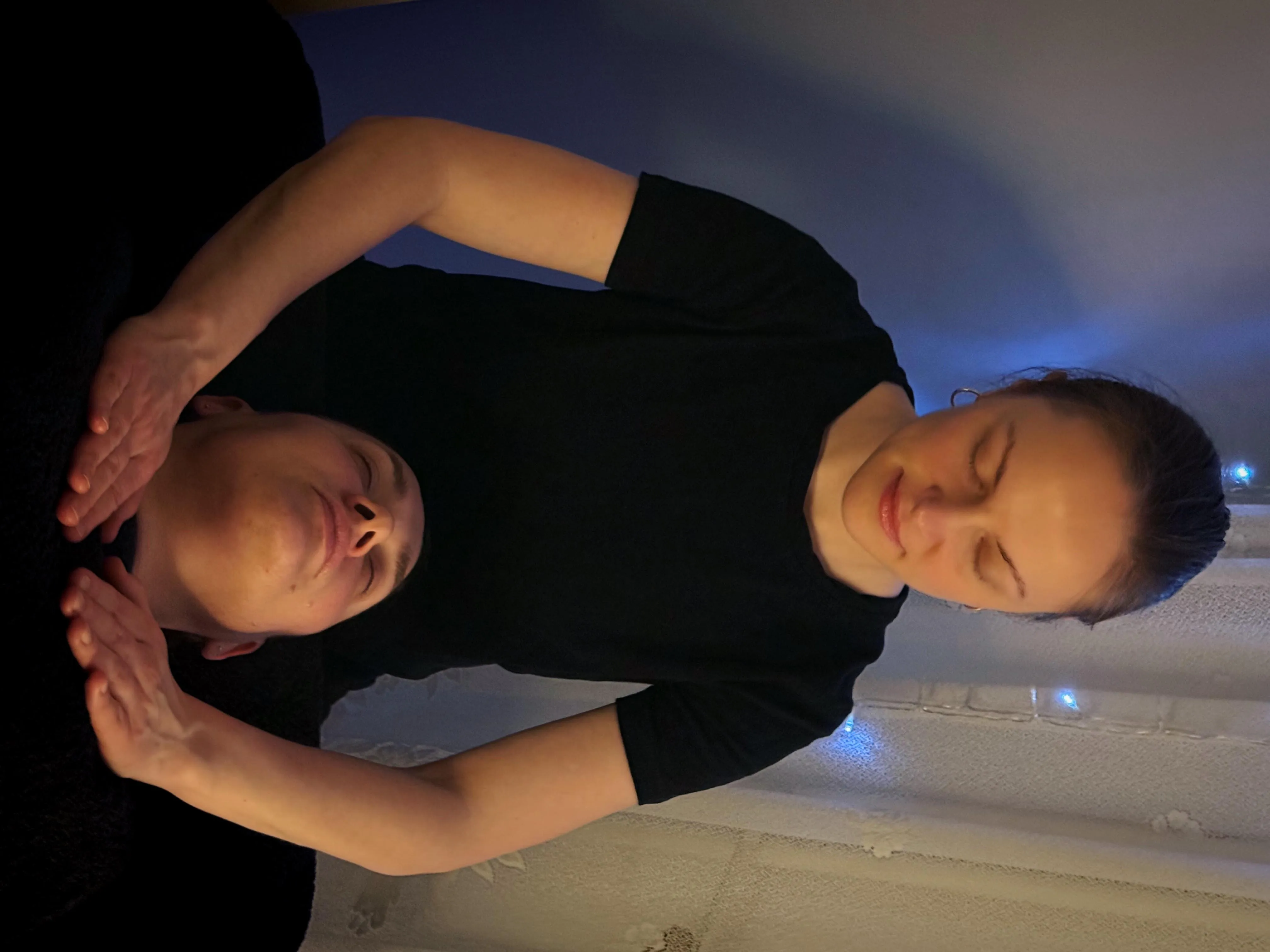 Olena pratiquant un massage de la tête